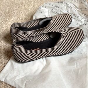 NIB bernie mev. Black and Beige Chevron Knit Ballet Flats, size 38